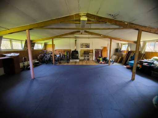Large detached outbuilding, approx 75 sq. m